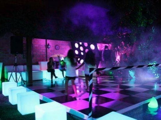 Alquiler de equipo de sonido, luces + dj