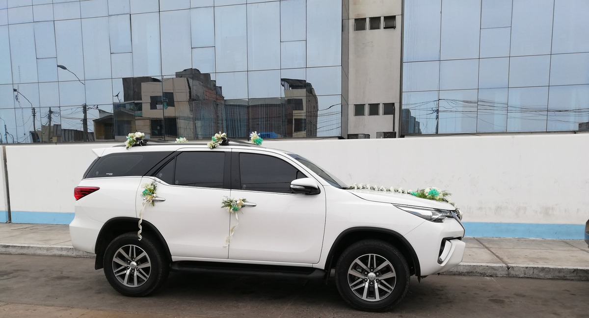 Alquiler de vehículo para matrimonios,quinceañeras y otros.