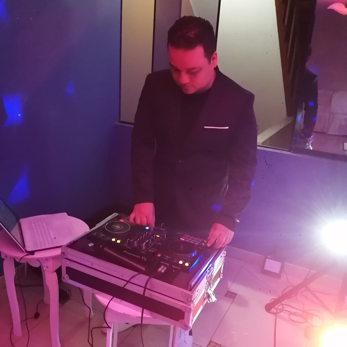 Dj,animador,maestro ceremonia,parlantes,luces.