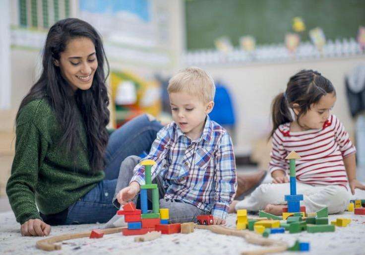 Se cuidan niños - trabajo de niñera