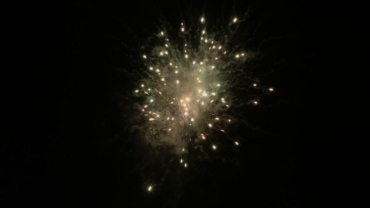 Fuegos artificiales multicolor en lima