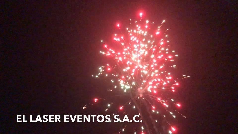 Fuegos artificiales multicolor en lima
