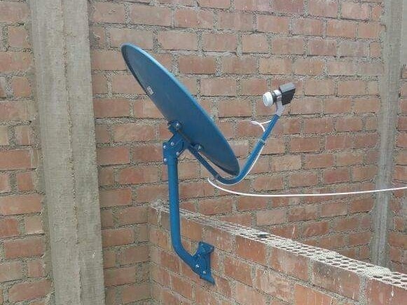 Instalador de antenas parabólicas satelitales de tv.