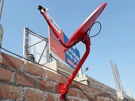 Instalador de antenas parabólicas satelitales de tv.