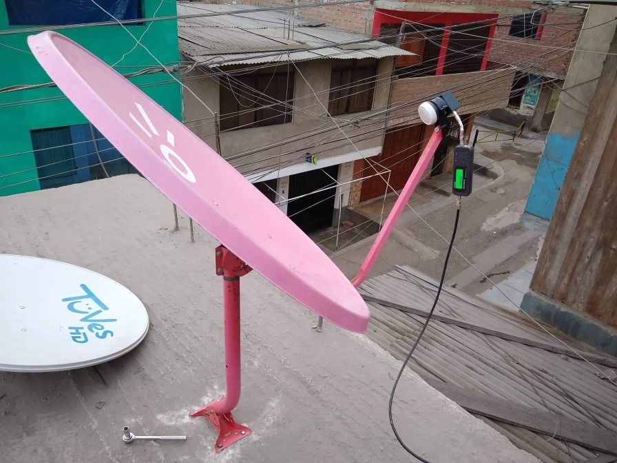 Instalador de antenas parabólicas satelitales de tv.