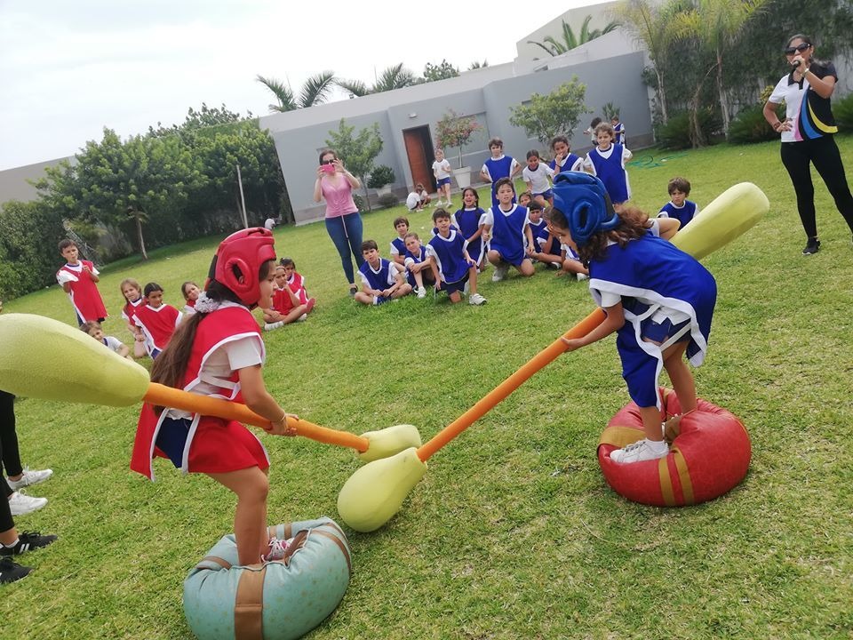 Juegos de competencia local con piscina infantiles