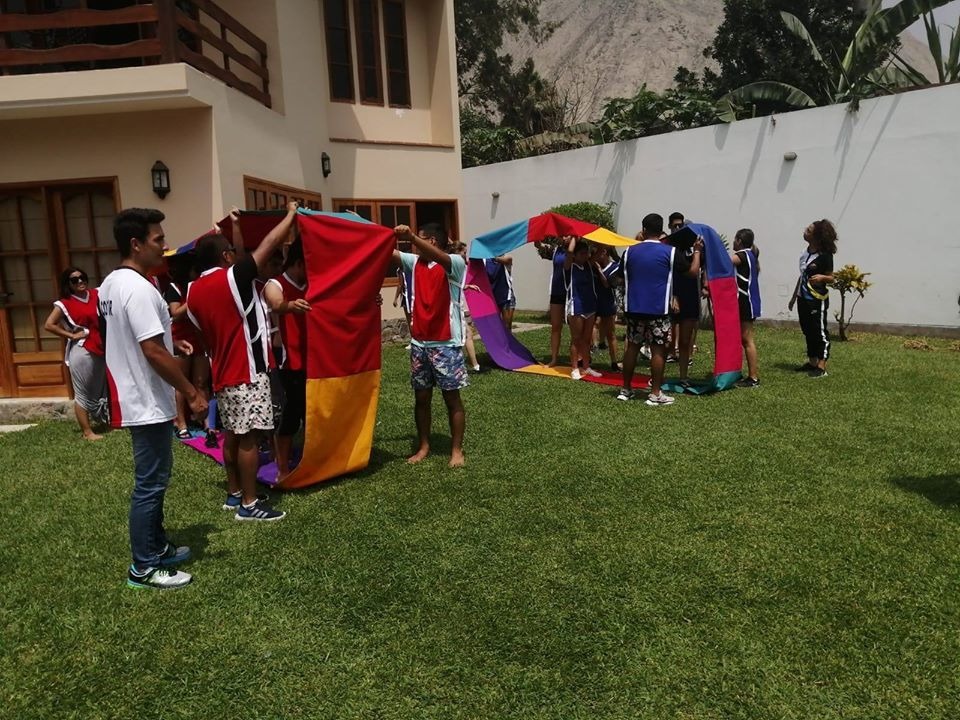 Juegos de competencia local con piscina infantiles