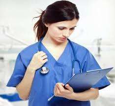 Enfermera brinda servicios de inyectables