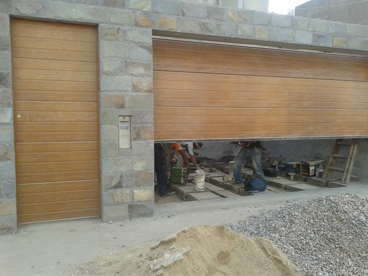 Puerta levadiza y seccional de 3.00 x 2.40 en 1380 dolares