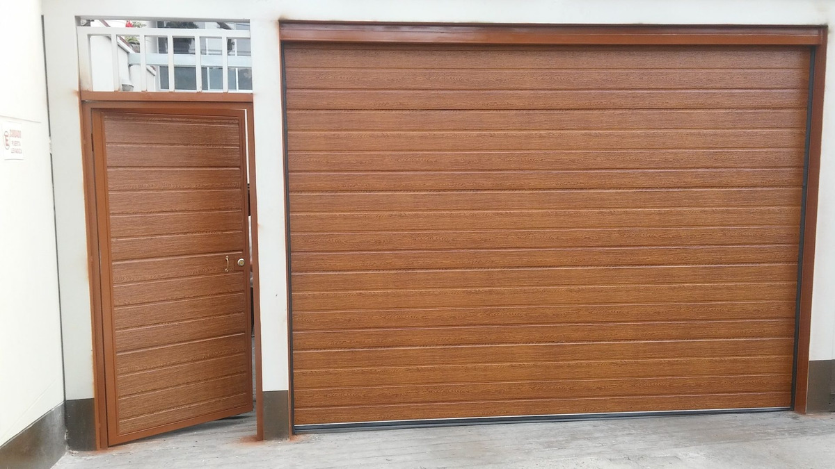 Puerta levadiza y seccional de 3.00 x 2.40 en 1380 dolares
