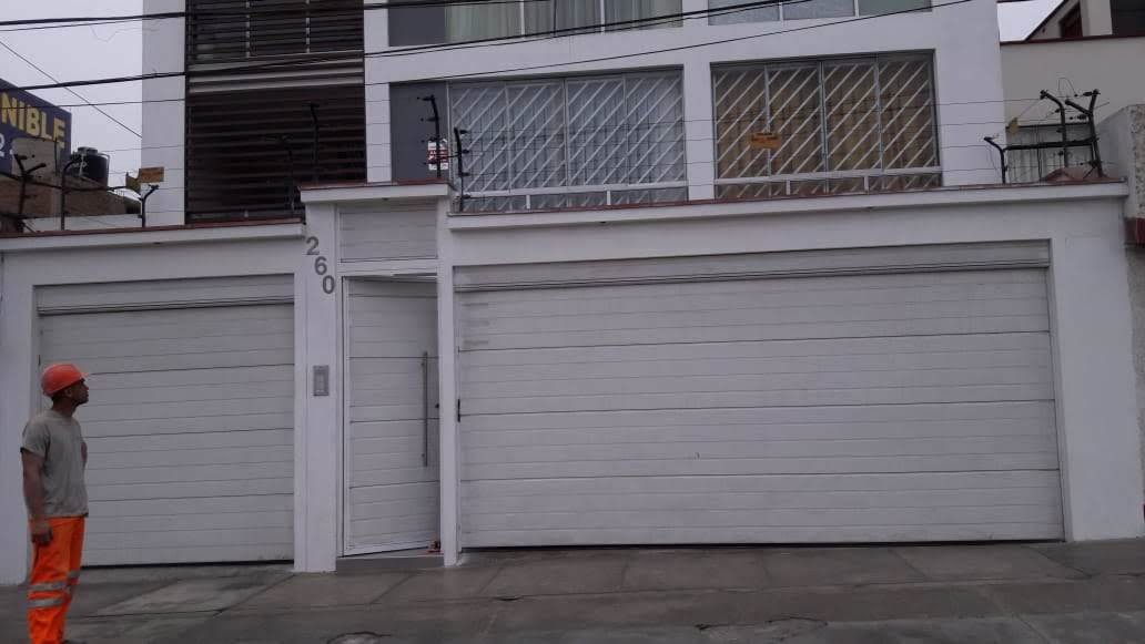 Puerta levadiza y seccional de 3.00 x 2.40 en 1380 dolares
