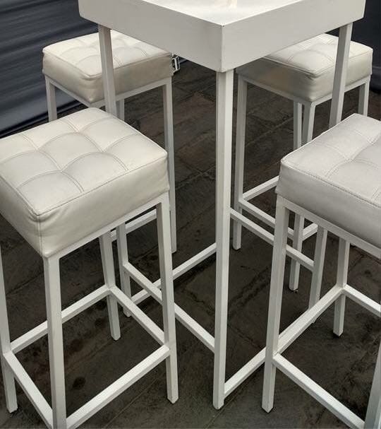 Silla y mesa alta de bar cuadradas blanca eventos alquiler