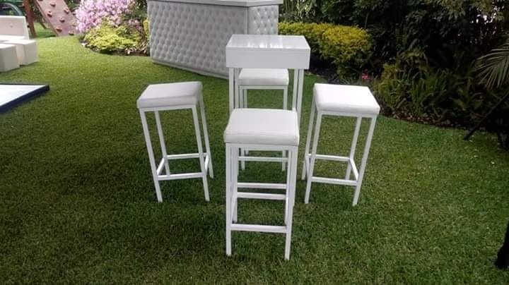 Silla y mesa alta de bar cuadradas blanca eventos alquiler
