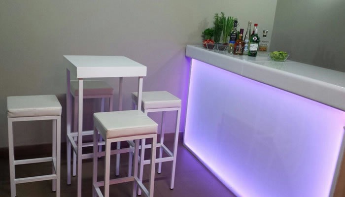 Silla y mesa alta de bar cuadradas blanca eventos alquiler
