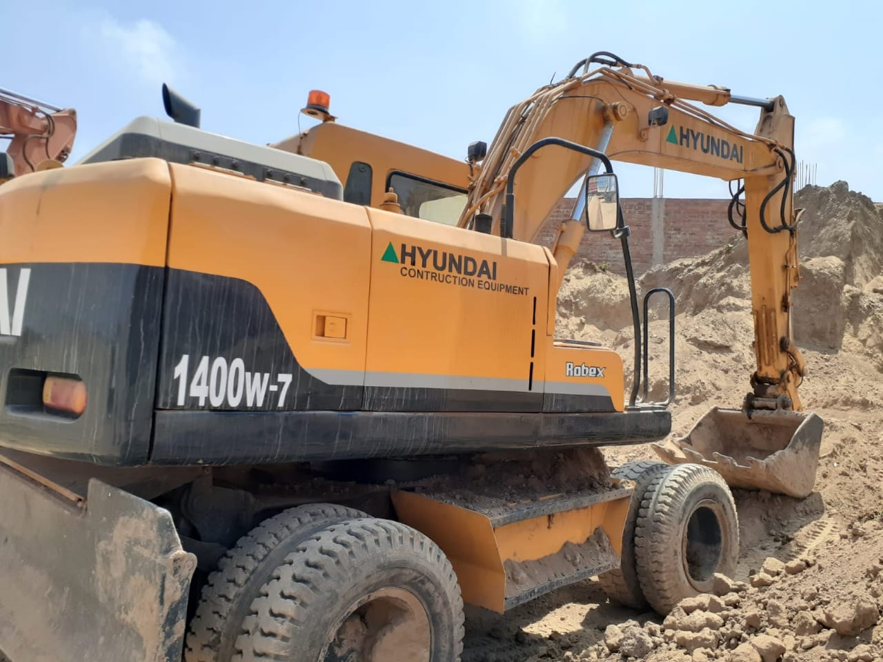 ALQUILER DE EXCAVADORA SOBRE LLANTAS